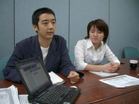 村田代表、青木共同代表（当時）＝2003年7月